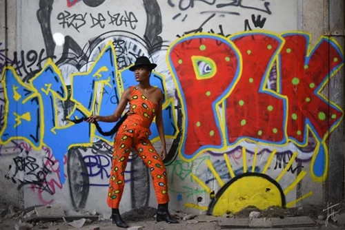 mannequin femme devant un mur de tags shooting mode cote d'or