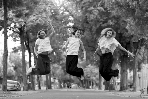 trois filles sautent en l'air aux allées du Parc à Dijon