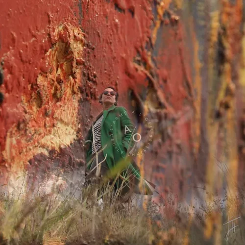 portrait de femme en manteau vert dans une ambiance rouge en lumière naturelle