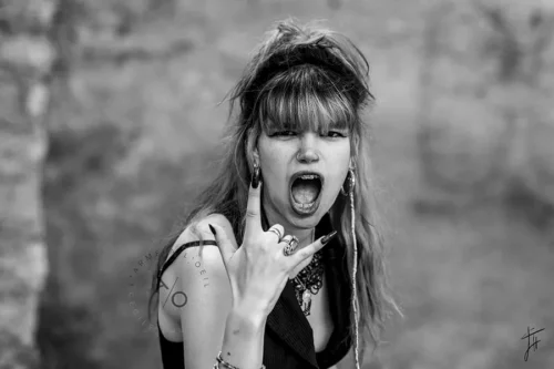 portrait en noir et blanc d'une jeune rockeuse rebelle