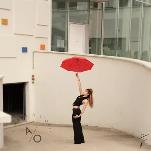 portrait de jeune fille debout avec un parapluie rouge devant le Consortium à Dijon