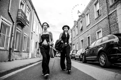 deux filles marchent avec assurance en ville