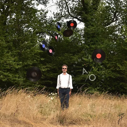 homme debout sous une pluie de vinyls