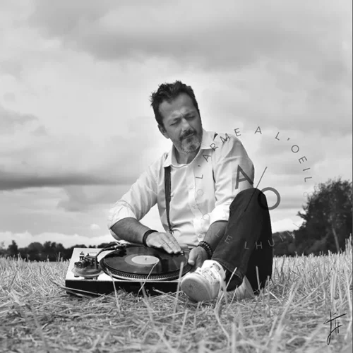 Portrait de DJ avec sa platine dans un champ