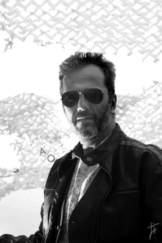 homme en noir et blanc portant des lunettes de soleil, ambiance rock