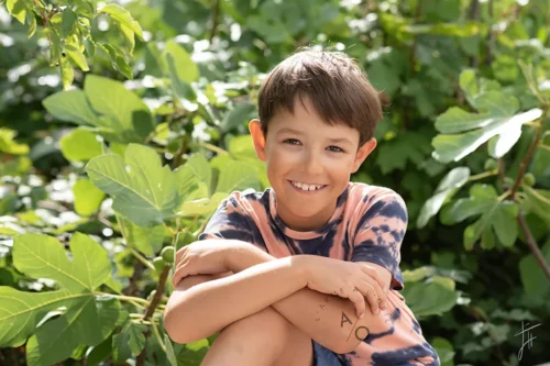 portrait garçon au soleil dans la nature