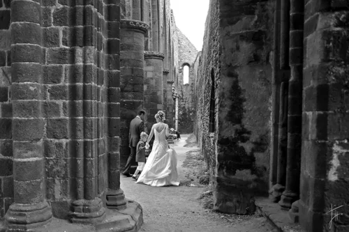couple marié avec enfant dans ruines abbaye