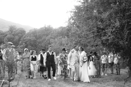 famille mariage pluvieux en groupe