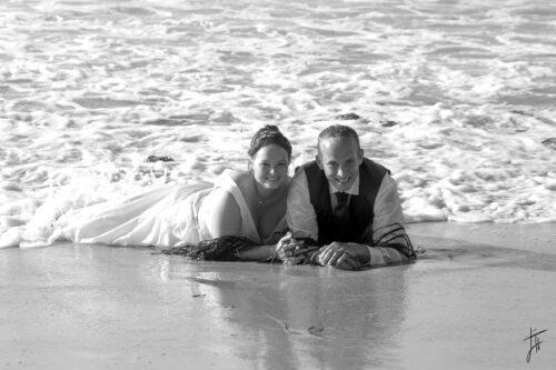 couple de mariés allongés dans l'eau