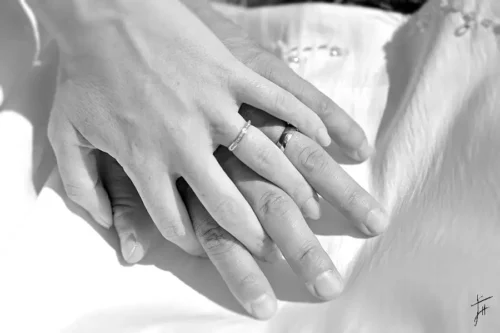 deux mains avec alliances