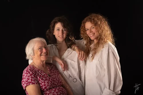portrait studio en couleur d'une mamie et ses deux petites filles