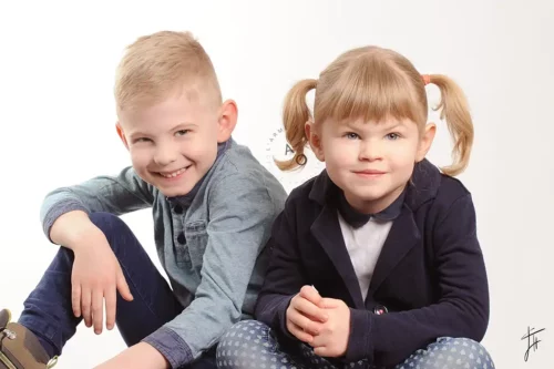 portrait de deux enfants sur fond blanc