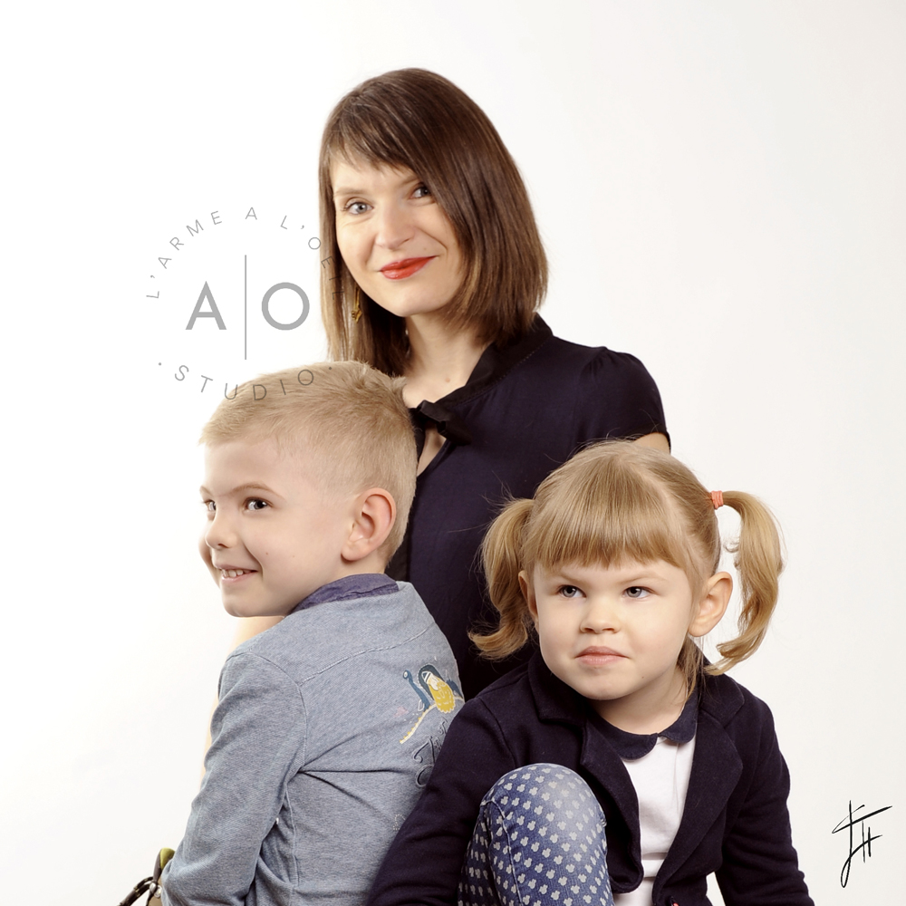 portrait d'une mère et ses deux enfants souriants