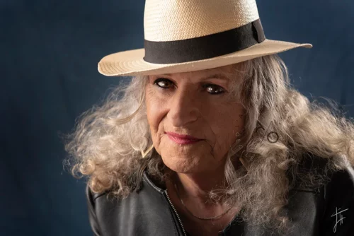 portrait couleur d'une personne transgenre regard doux Bourgogne