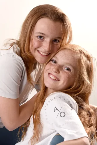 portrait lumineux de deux jeunes filles rousses souriantes, faites en studio à domicile