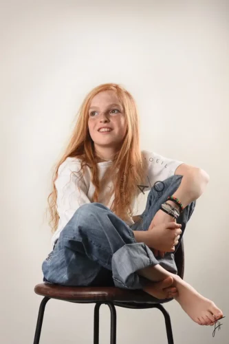 portrait studio naturel sur fond blanc d'une enfant rousse