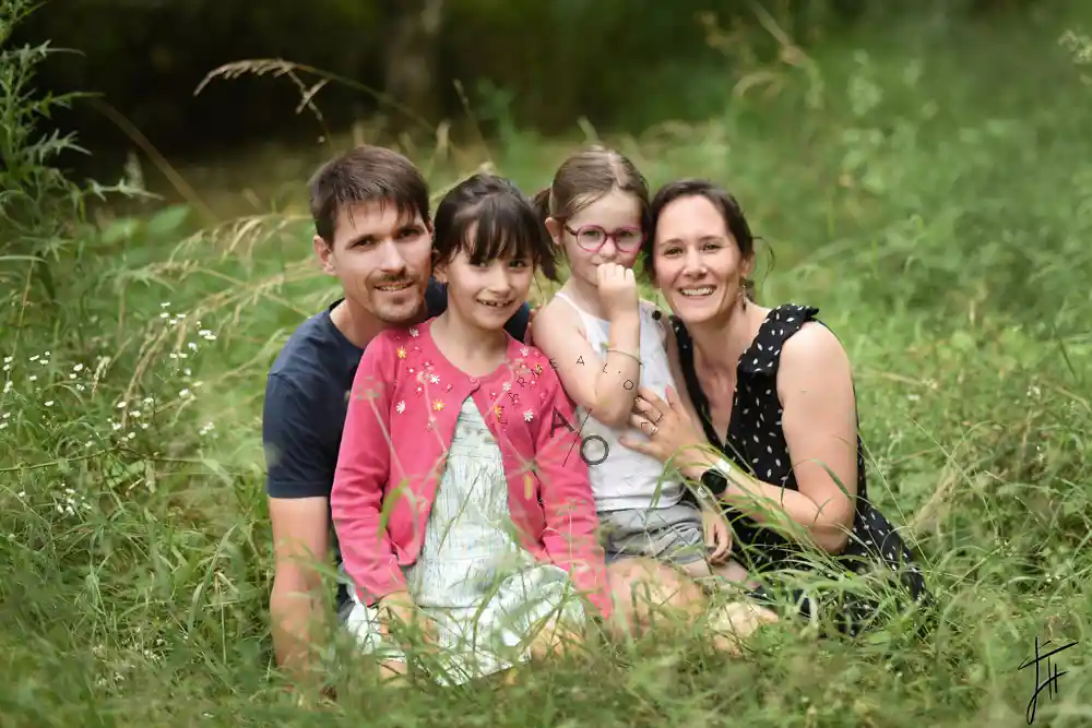 portrait de famille au mileu des herbes