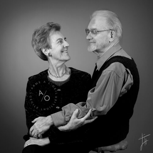 portrait d'un couple âgé amoureux en noir et blanc
