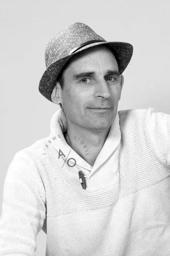 portrait corporate d'un homme avec chapeau sur fond blanc