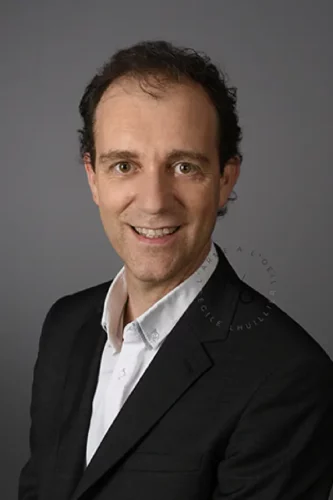 photo corporate d'un chef d'entreprise en studio sur fond gris