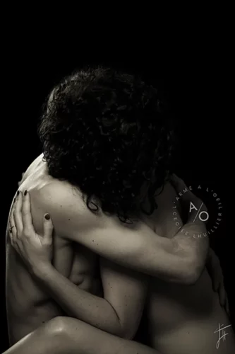 deux corps d'adultes qui s'enlacent en sépia