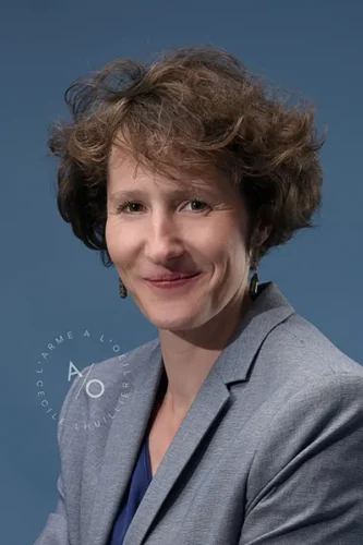 photo corporate d'une femme sur fond bleu en studio à Dijon