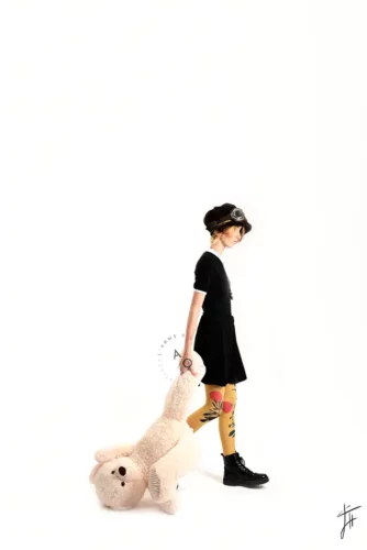 jeune ado avec nounours peluche en studio