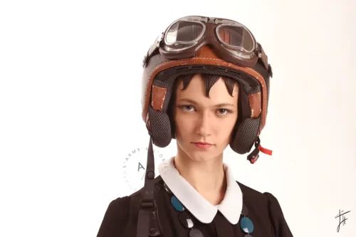 photo sur fond blanc de jeune fille portant un casque moto