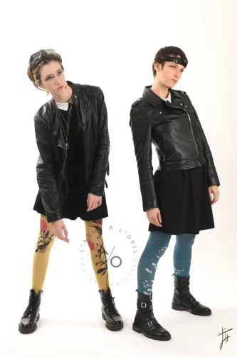 deux jeunes filles en cuir désarticulées studio Dijon