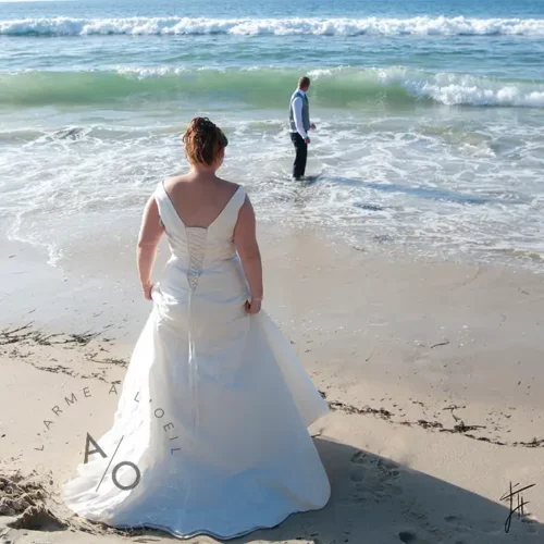 jeunes mariés océan de dos