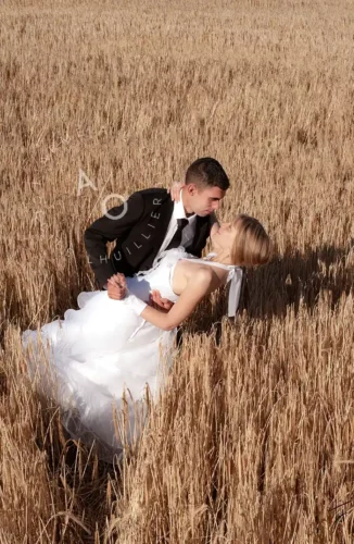couple de mariés champ de blé