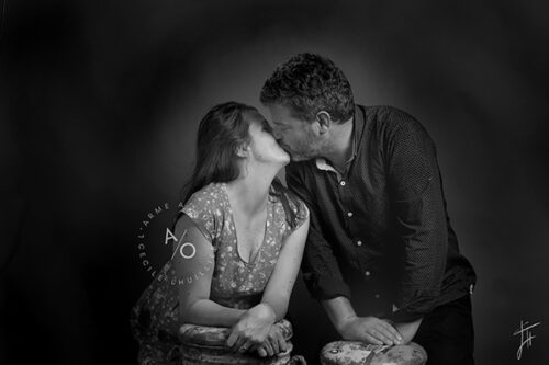 photo d'un couple qui s'embrasse, faite en studio à domicile pour la Saint Valentin.