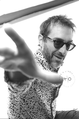 portrait d'homme avec des lunettes, en mouvement