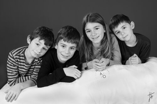 Portrait frères et soeurs noir et blanc réalisé à Dijon en studio