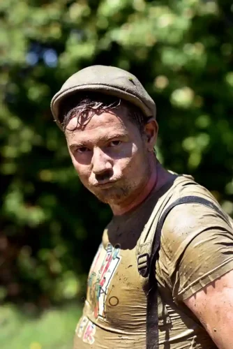 portrait boueux d'un homme avec casquette