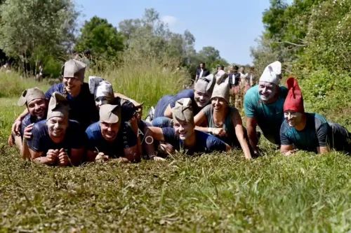groupe d'humains déguisés en schtroumpf