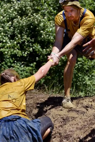 main tendue à un coéquipier Dijon