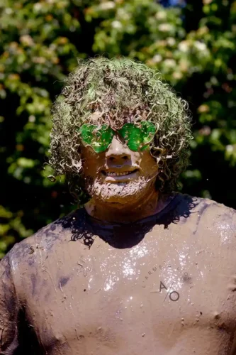 portrait d'homme plein de boue fadas 2025