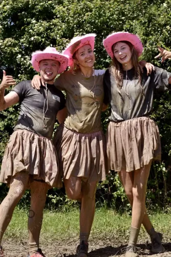 trio de femmes avec chapeaux roses