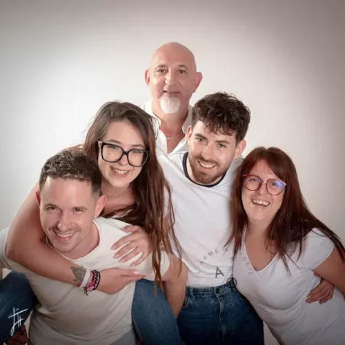 famille qui pose en studio