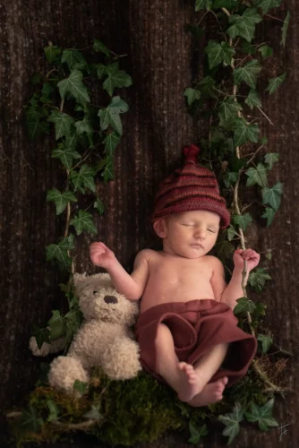 bébé garçon sur une balançoire en studio