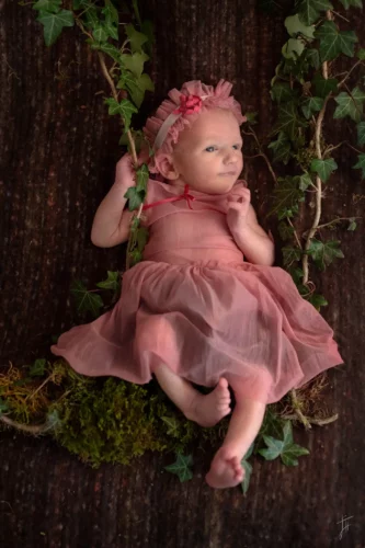 bébé fille sur une balancoire