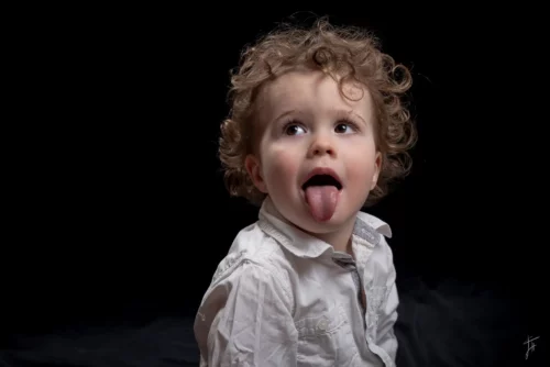 enfant tirant la langue