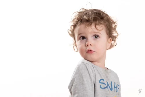 enfant sur fond blanc