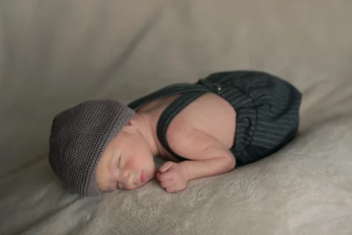 bébé endormi souriant