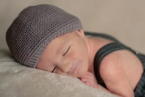 bébé endormi souriant