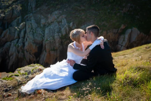 couple qui s'embrasse sur falaise