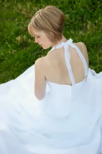 jeune mariée romantique assise