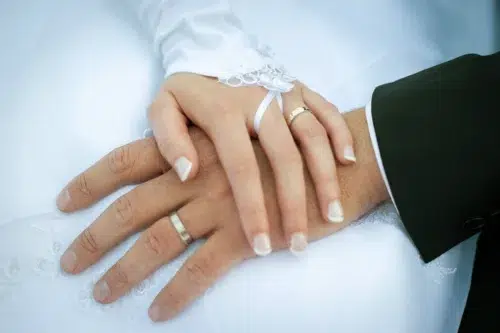 mains de mariés-Dijon