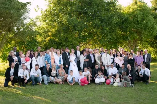 photo de groupe-mariage heureux